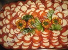 Tomaten-Mozzarella Platte mit Gurken Blätter (mit Fotos)