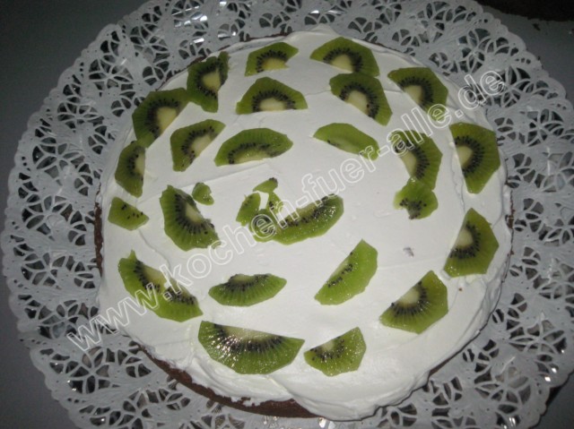 Sahne steif schlagen. Kiwi schälen und in Scheiben schneiden. Torten ...